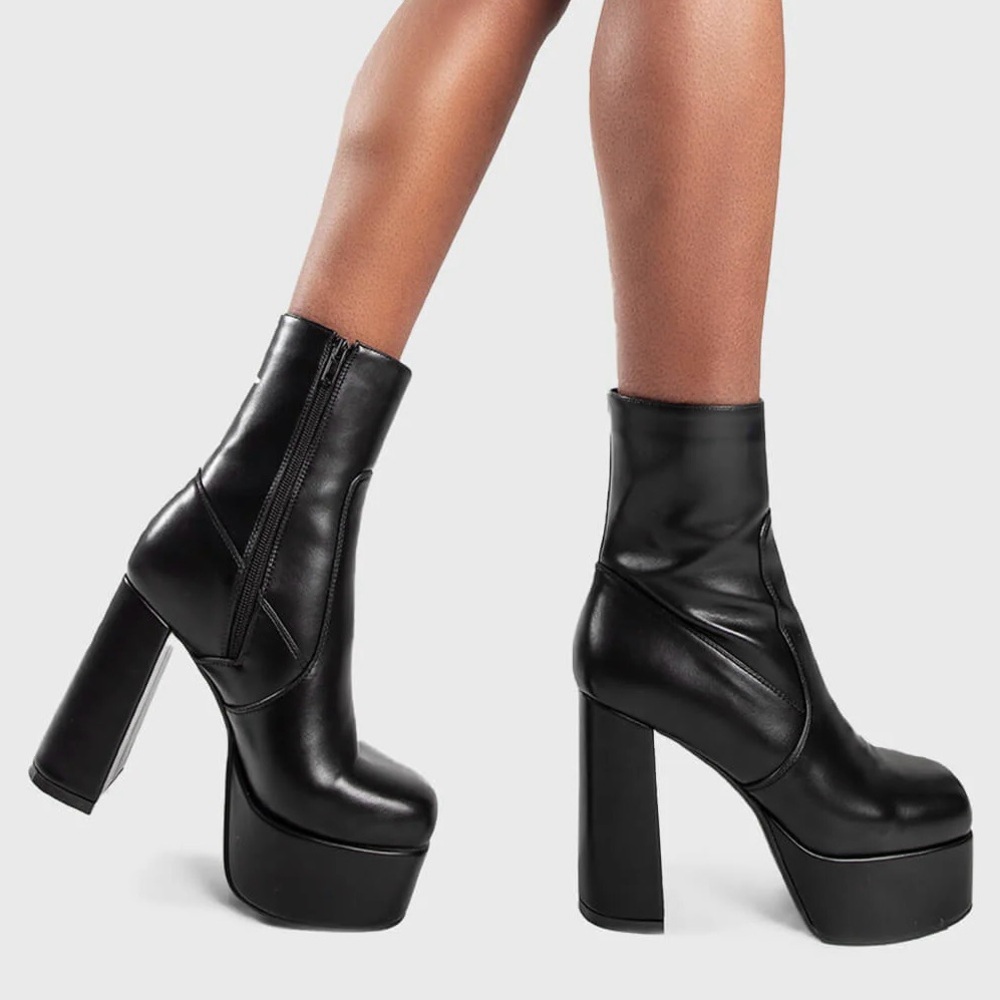 La moda making moves black ankle boots US 10